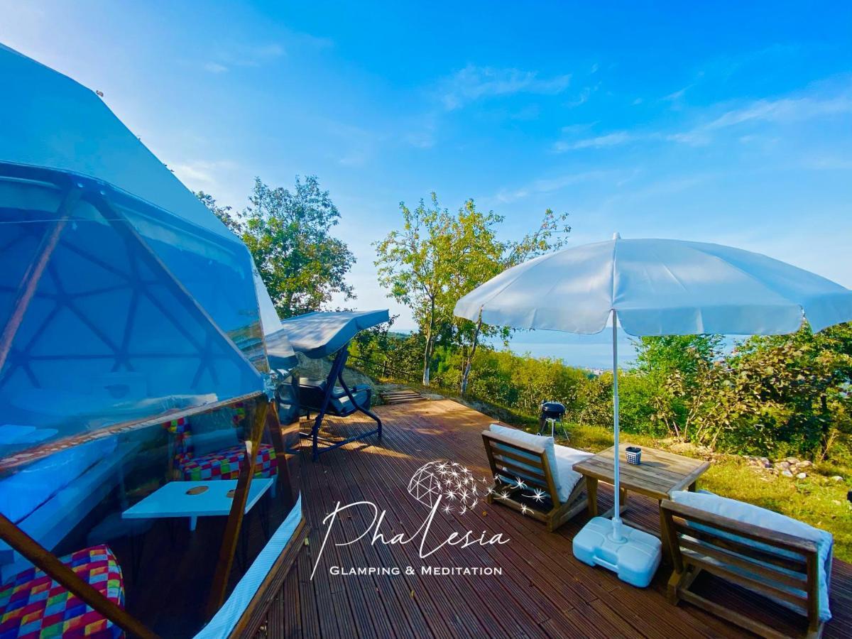 ספנג'ה Phalesia Glamping Otel מראה חיצוני תמונה