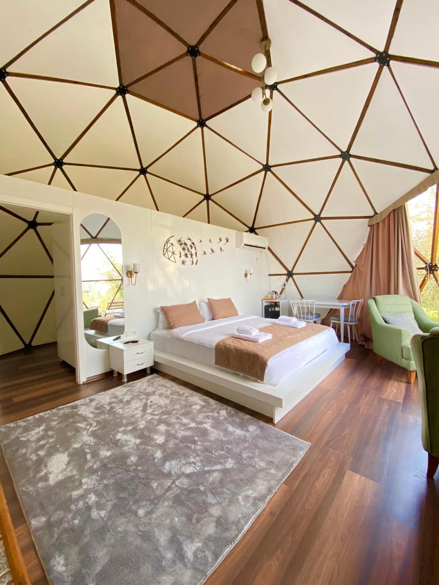 ספנג'ה Phalesia Glamping Otel מראה חיצוני תמונה